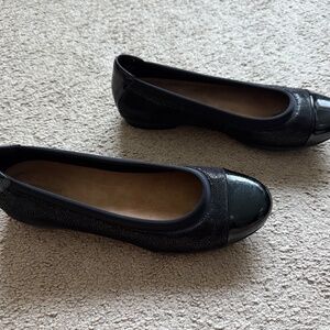 Clarks "Neenah Garden Flats" - Women's 8.5 - Black Nubuck